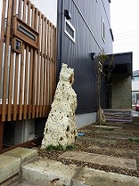 大谷石を敷いた小径