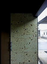 漆喰の白のシャープな外観