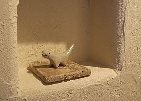 漆喰の壁に収納付飾り棚