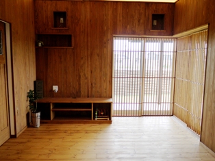 杉板貼りの壁とパイン無垢材の床