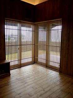 縦格子引き込み戸