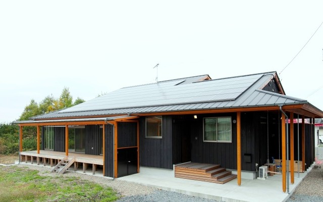 粋な黒弁柄杉板貼りの平屋の家 東南外観
