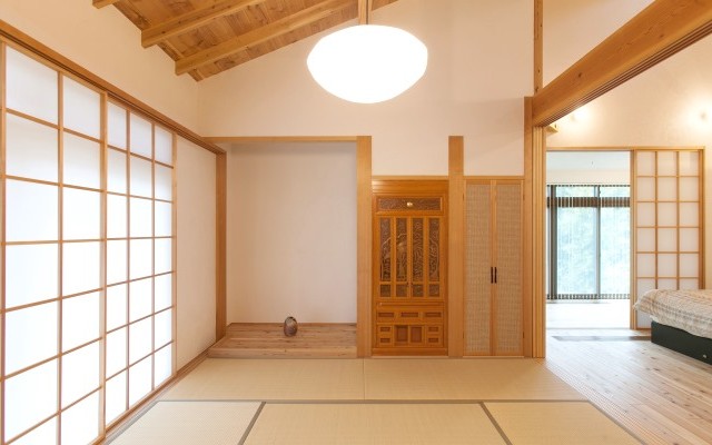 粋な黒弁柄杉板貼りの平屋の家 座敷
