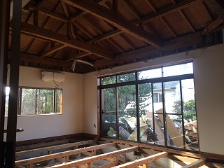 天井と床を剥がします